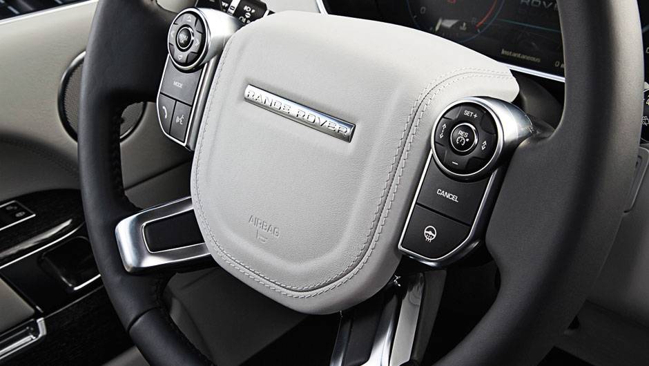 O volante continua congestionado pelo excesso de botões | <a href="https://quatrorodas.abril.com.br/carros/impressoes/range-rover-vogue-729749.shtml" rel="migration">Leia mais</a>