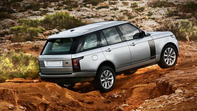 As colunas pintadas de preto criam o efeito do teto flutuante | <a href="https://quatrorodas.abril.com.br/carros/impressoes/range-rover-vogue-729749.shtml" rel="migration">Leia mais</a>