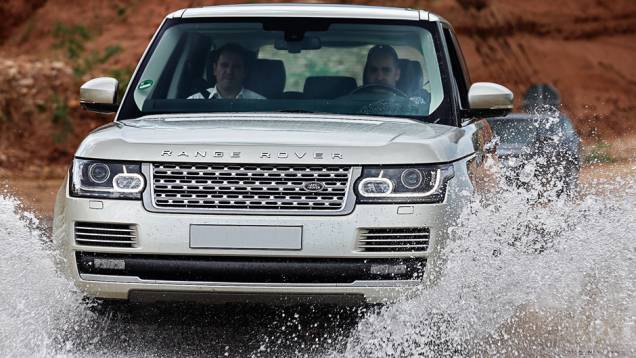 A suspensão a ar pode erguer o carro para vencer trechos alagados | <a href="https://quatrorodas.abril.com.br/carros/impressoes/range-rover-vogue-729749.shtml" rel="migration">Leia mais</a>