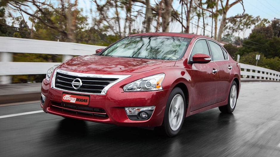 Formato dos faróis do Altima é inspirado no esportivo 370Z, mas não resulta em linhas harmoniosas com o resto da carroceria | <a href="https://quatrorodas.abril.com.br/carros/lancamentos/nissan-altima-759798.shtml" rel="migration">Leia mais</a> | <a href="h" rel="migration"></a>