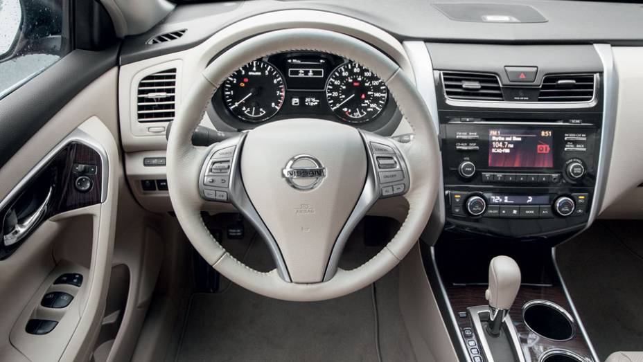 Acabamento é bem cuidado, porém desenho interno investe em linhas simples e discretas | <a href="https://quatrorodas.abril.com.br/carros/lancamentos/nissan-altima-759798.shtml" rel="migration">Leia mais</a> | <a href="https://quatrorodas.abril.com.br/carros/impres" rel="migration"></a>