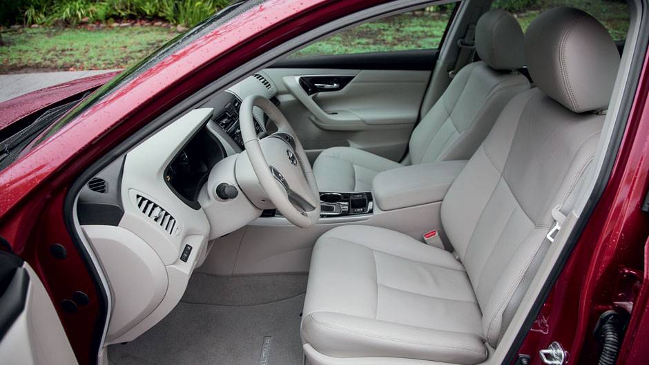 Há couro em banco, portas e painel | <a href="https://quatrorodas.abril.com.br/carros/lancamentos/nissan-altima-759798.shtml" rel="migration">Leia mais</a> | <a href="https://quatrorodas.abril.com.br/carros/impressoes/nissan-altima-2-5-sl-729107.shtml" rel="migration">Impress&otilde;es ao Diri</a>