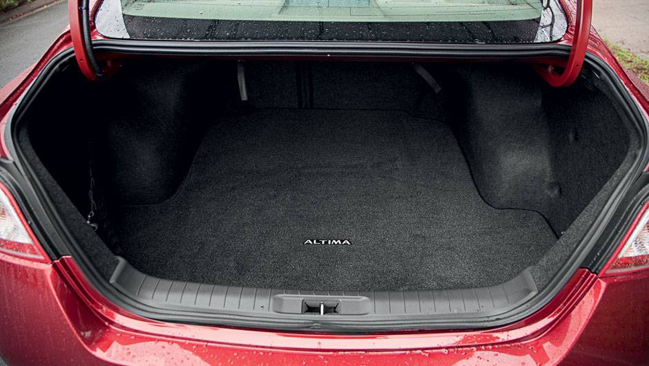 O porta-malas comporta 436 litros | <a href="https://quatrorodas.abril.com.br/carros/lancamentos/nissan-altima-759798.shtml" rel="migration">Leia mais</a> | <a href="https://quatrorodas.abril.com.br/carros/impressoes/nissan-altima-2-5-sl-729107.shtml" rel="migration">Impress&otilde;es ao Dirigir</a>