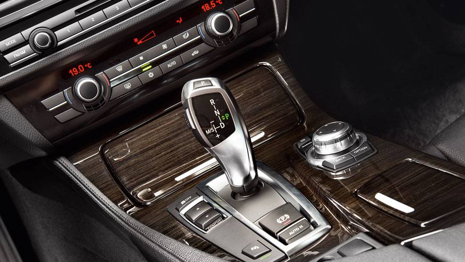 No console, câmbio automático de oito marchas e sistema Driving Experience | <a href="https://quatrorodas.abril.com.br/carros/lancamentos/bmw-528i-726871.shtml" rel="migration">Leia mais</a>