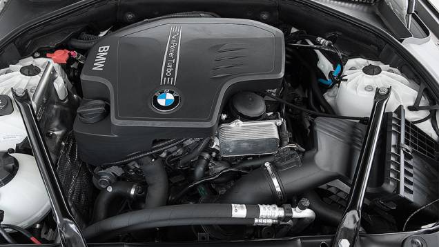 Motor 2.0 de quatro cilindros gera 245 cv | <a href="https://quatrorodas.abril.com.br/carros/lancamentos/bmw-528i-726871.shtml" rel="migration">Leia mais</a>