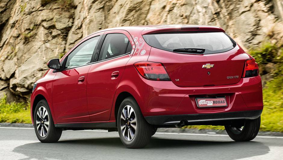Traseira nem tão original, mas de traços elegantes. Tem sensor de estacionamento e porta-malas com travamento elétrico | <a href="https://quatrorodas.abril.com.br/carros/comparativos/chevrolet-onix-x-chevrolet-agile-729371.shtml" rel="migration"></a> Traseira nem tão original, mas de traços elegantes. Tem sensor de estacionamento e porta-malas com travamento elétrico | <a href="https://quatrorodas.abril.com.br/carros/comparativos/chevrolet-onix-x-chevrolet-agile-729371.shtml" rel="migration"></a>