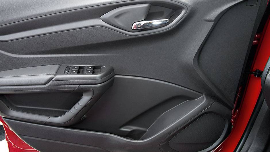 Puxador da porta em posição muito baixa é ruim de usar | <a href="https://quatrorodas.abril.com.br/carros/comparativos/chevrolet-onix-x-chevrolet-agile-729371.shtml" rel="migration">Leia mais</a> Puxador da porta em posição muito baixa é ruim de usar | <a href="https://quatrorodas.abril.com.br/carros/comparativos/chevrolet-onix-x-chevrolet-agile-729371.shtml" rel="migration">Leia mais</a>