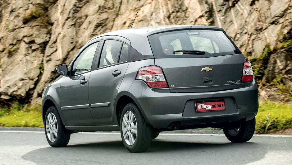 Visual da traseira não conversa com a dianteira, que não fala com a lateral - mas o Agile conquistou a clientela e vende bem | <a href="https://quatrorodas.abril.com.br/carros/comparativos/chevrolet-onix-x-chevrolet-agile-729371.shtml" rel="migration"></a> Visual da traseira não conversa com a dianteira, que não fala com a lateral - mas o Agile conquistou a clientela e vende bem | <a href="https://quatrorodas.abril.com.br/carros/comparativos/chevrolet-onix-x-chevrolet-agile-729371.shtml" rel="migration"></a>