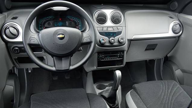 Agile foi o precursor do quadro de instrumentos azul e do cockpit duplo | <a href="https://quatrorodas.abril.com.br/carros/comparativos/chevrolet-onix-x-chevrolet-agile-729371.shtml" rel="migration">Leia mais</a>