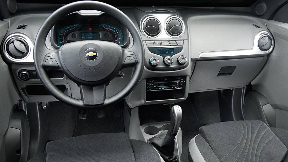 Agile foi o precursor do quadro de instrumentos azul e do cockpit duplo | <a href="https://quatrorodas.abril.com.br/carros/comparativos/chevrolet-onix-x-chevrolet-agile-729371.shtml" rel="migration">Leia mais</a> Agile foi o precursor do quadro de instrumentos azul e do cockpit duplo | <a href="https://quatrorodas.abril.com.br/carros/comparativos/chevrolet-onix-x-chevrolet-agile-729371.shtml" rel="migration">Leia mais</a>