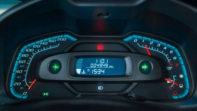 Computador de bordo é item de série | <a href="https://quatrorodas.abril.com.br/carros/comparativos/chevrolet-onix-x-chevrolet-agile-729371.shtml" rel="migration">Leia mais</a> Computador de bordo é item de série | <a href="https://quatrorodas.abril.com.br/carros/comparativos/chevrolet-onix-x-chevrolet-agile-729371.shtml" rel="migration">Leia mais</a>