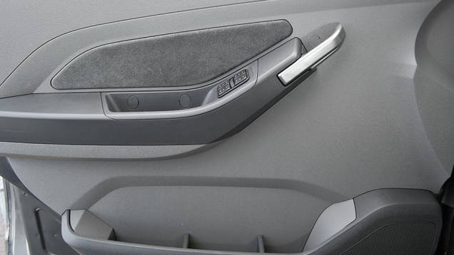 Vidros elétricos têm função um-toque para as 4 portas | <a href="https://quatrorodas.abril.com.br/carros/comparativos/chevrolet-onix-x-chevrolet-agile-729371.shtml" rel="migration">Leia mais</a> Vidros elétricos têm função um-toque para as 4 portas | <a href="https://quatrorodas.abril.com.br/carros/comparativos/chevrolet-onix-x-chevrolet-agile-729371.shtml" rel="migration">Leia mais</a>