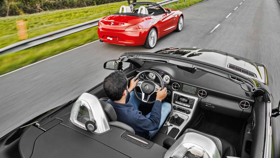 Abrir o teto dos conversíveis... | <a href="https://quatrorodas.abril.com.br/carros/comparativos/bmw-z4-sdrive-2-0i-x-mercedes-benz-slk-250-729203.shtml" rel="migration">Leia mais</a>