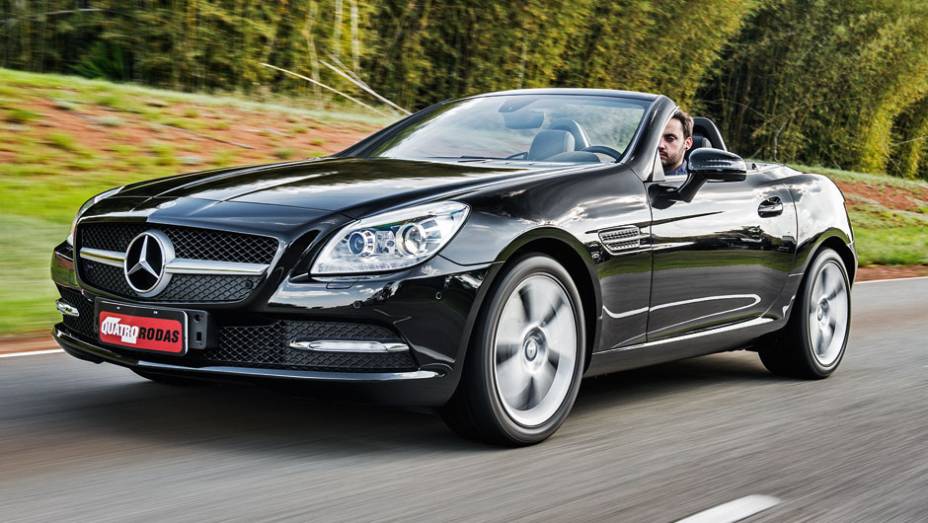 Mercedes traz rodas de liga leve aro 17 | <a href="https://quatrorodas.abril.com.br/carros/comparativos/bmw-z4-sdrive-2-0i-x-mercedes-benz-slk-250-729203.shtml" rel="migration">Leia mais</a>