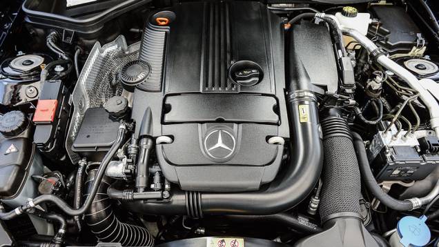 Motor 1.8 de quatro cilindros gera 204 cv de potência | <a href="https://quatrorodas.abril.com.br/carros/comparativos/bmw-z4-sdrive-2-0i-x-mercedes-benz-slk-250-729203.shtml" rel="migration">Leia mais</a>