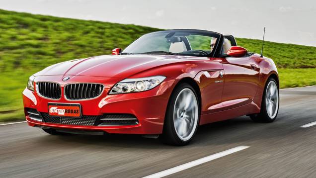 No BMW, as rodas esportivas têm aro de 19 polegadas | <a href="https://quatrorodas.abril.com.br/carros/comparativos/bmw-z4-sdrive-2-0i-x-mercedes-benz-slk-250-729203.shtml" rel="migration">Leia mais</a>