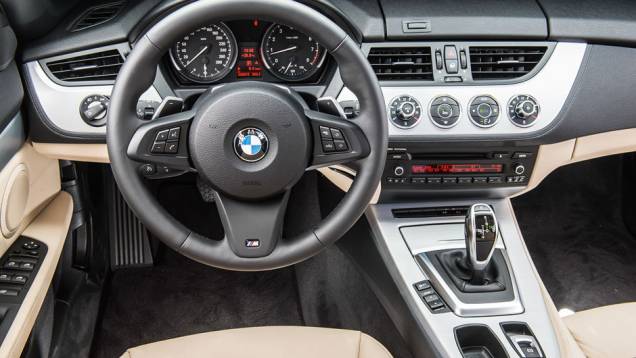 No console: comandos do sistema Driving Experience | <a href="https://quatrorodas.abril.com.br/carros/comparativos/bmw-z4-sdrive-2-0i-x-mercedes-benz-slk-250-729203.shtml" rel="migration">Leia mais</a>