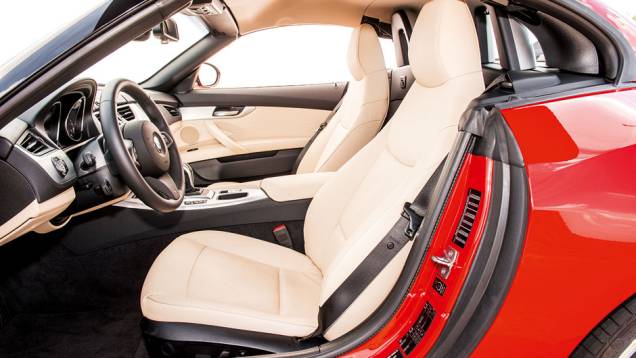 Fechado, o teto garante baixo nível de ruído a bordo | <a href="https://quatrorodas.abril.com.br/carros/comparativos/bmw-z4-sdrive-2-0i-x-mercedes-benz-slk-250-729203.shtml" rel="migration">Leia mais</a> Fechado, o teto garante baixo nível de ruído a bordo | <a href="https://quatrorodas.abril.com.br/carros/comparativos/bmw-z4-sdrive-2-0i-x-mercedes-benz-slk-250-729203.shtml" rel="migration">Leia mais</a>