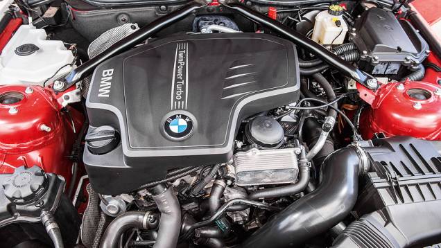 Faixa vermelha do conta-giros começa em 7 000 rpm | <a href="https://quatrorodas.abril.com.br/carros/comparativos/bmw-z4-sdrive-2-0i-x-mercedes-benz-slk-250-729203.shtml" rel="migration">Leia mais</a> Faixa vermelha do conta-giros começa em 7 000 rpm | <a href="https://quatrorodas.abril.com.br/carros/comparativos/bmw-z4-sdrive-2-0i-x-mercedes-benz-slk-250-729203.shtml" rel="migration">Leia mais</a>