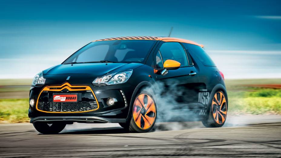 Detalhes cor de laranja e fibra de carbono contornam o Ds3 racing | <a href="https://quatrorodas.abril.com.br/carros/testes/citroen-ds3-racing-728659.shtml" rel="migration">Leia mais</a>