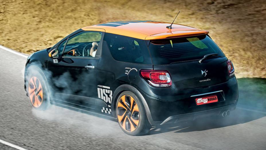 O comportamento em curvas é tão neutro quanto o do DS3 sem preparação | <a href="https://quatrorodas.abril.com.br/carros/testes/citroen-ds3-racing-728659.shtml" rel="migration">Leia mais</a>