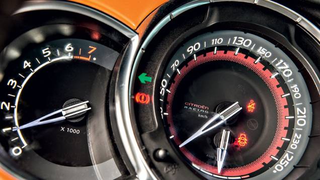 Painel e pacote de equipamentos são, basicamente... | <a href="https://quatrorodas.abril.com.br/carros/testes/citroen-ds3-racing-728659.shtml" rel="migration">Leia mais</a> Painel e pacote de equipamentos são, basicamente... | <a href="https://quatrorodas.abril.com.br/carros/testes/citroen-ds3-racing-728659.shtml" rel="migration">Leia mais</a>