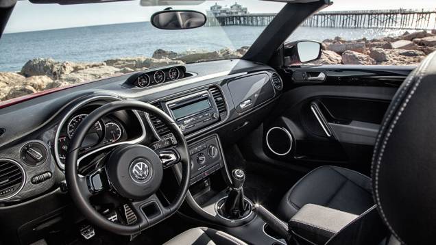 Interior tem várias opções de acabamento, que incluem a imitação de fibra de carbono | <a href="https://quatrorodas.abril.com.br/carros/impressoes/vw-fusca-cabrio-729186.shtml" rel="migration">Leia mais</a>