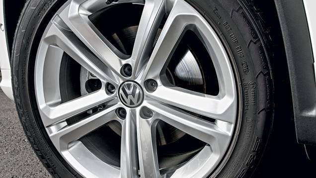 Rodas de liga leve de 18 polegadas têm desenho idêntico às do Touareg R-Line | <a href="https://quatrorodas.abril.com.br/carros/lancamentos/vw-tiguan-r-line-726908.shtml" rel="migration">Leia mais</a> Rodas de liga leve de 18 polegadas têm desenho idêntico às do Touareg R-Line | <a href="https://quatrorodas.abril.com.br/carros/lancamentos/vw-tiguan-r-line-726908.shtml" rel="migration">Leia mais</a>