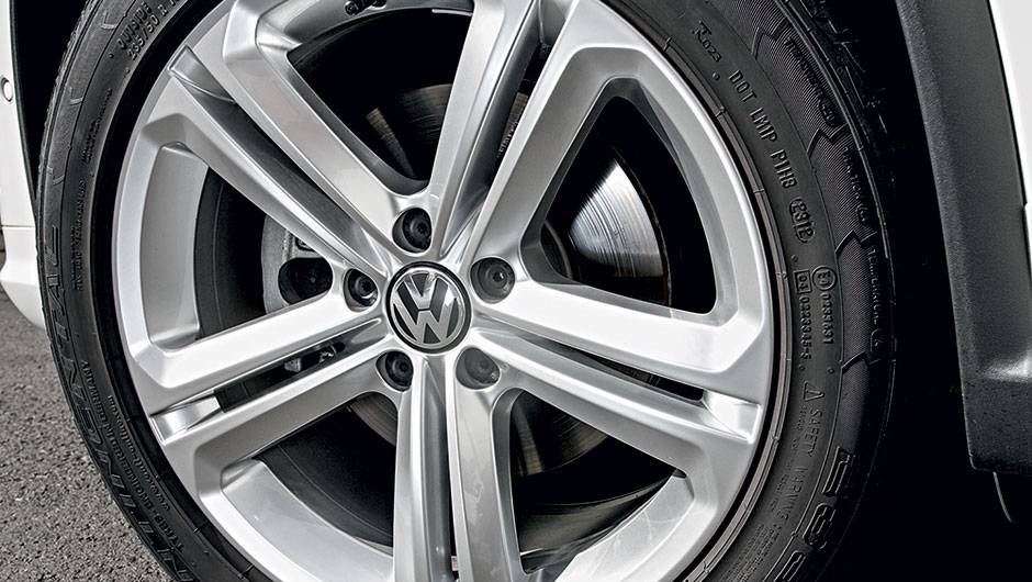 Rodas de liga leve de 18 polegadas t&ecirc;m desenho id&ecirc;ntico &agrave;s do Touareg R-Line | <a href="https://quatrorodas.abril.com.br/carros/lancamentos/vw-tiguan-r-line-726908.shtml" rel="migration">Leia mais</a>