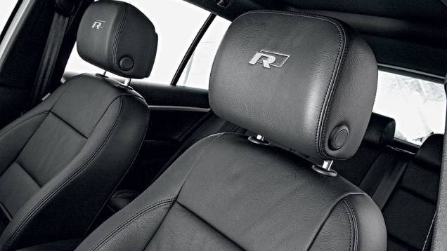 Bancos personalizados, só no pacote Completo | <a href="https://quatrorodas.abril.com.br/carros/lancamentos/vw-tiguan-r-line-726908.shtml" rel="migration">Leia mais</a> Bancos personalizados, só no pacote Completo | <a href="https://quatrorodas.abril.com.br/carros/lancamentos/vw-tiguan-r-line-726908.shtml" rel="migration">Leia mais</a>