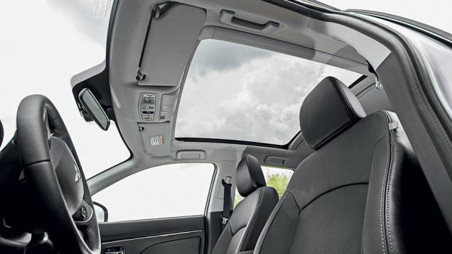 Teto de vidro não se abre e tem leds nas laterais | <a href="https://quatrorodas.abril.com.br/carros/lancamentos/mitsubishi-asx-awd-732859.shtml" rel="migration">Leia mais</a> Teto de vidro não se abre e tem leds nas laterais | <a href="https://quatrorodas.abril.com.br/carros/lancamentos/mitsubishi-asx-awd-732859.shtml" rel="migration">Leia mais</a>