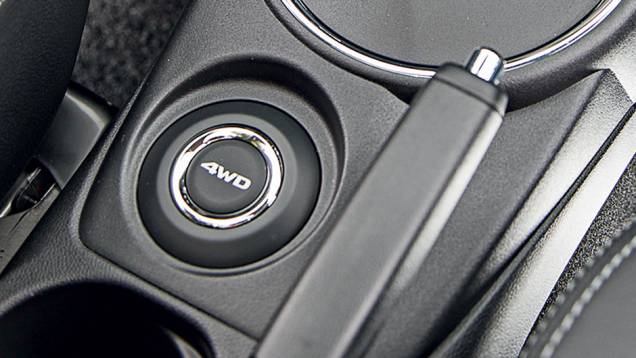 Botão no console alterna a tração 4x2 eos modos 4x4 | <a href="https://quatrorodas.abril.com.br/carros/lancamentos/mitsubishi-asx-awd-732859.shtml" rel="migration">Leia mais</a> Botão no console alterna a tração 4x2 eos modos 4x4 | <a href="https://quatrorodas.abril.com.br/carros/lancamentos/mitsubishi-asx-awd-732859.shtml" rel="migration">Leia mais</a>