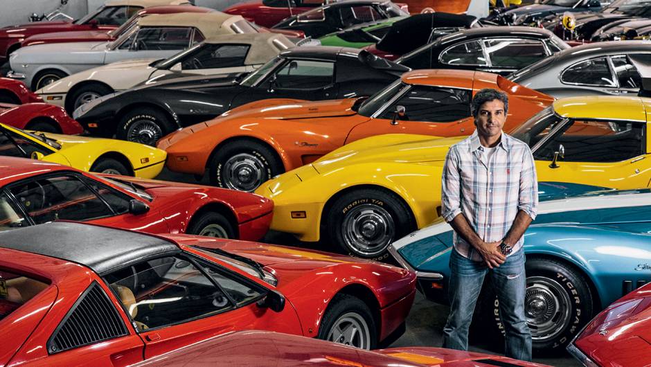 Acervos surpreendentes como a cole&ccedil;&atilde;o de Paulo "Louco", guardam metais preciosos e brilhantes sobre rodas, como Corvette, Ferrari e Porsche | <a href="https://quatrorodas.abril.com.br/reportagens/geral/arca-tesouros-733321.shtml" rel="migration">Leia mais</a>