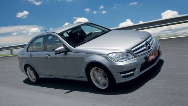 Só o Mercedes conta com leds que ficam acesos o tempo todo | <a href="https://quatrorodas.abril.com.br/carros/comparativos/bmw-320i-x-mercedes-benz-c180-733587.shtml" rel="migration">Leia mais</a>