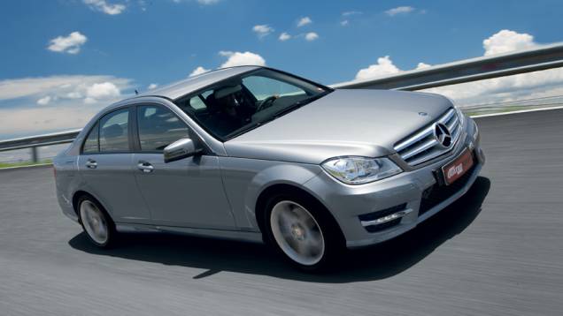 Só o Mercedes conta com leds que ficam acesos o tempo todo | <a href="https://quatrorodas.abril.com.br/carros/comparativos/bmw-320i-x-mercedes-benz-c180-733587.shtml" rel="migration">Leia mais</a> Só o Mercedes conta com leds que ficam acesos o tempo todo | <a href="https://quatrorodas.abril.com.br/carros/comparativos/bmw-320i-x-mercedes-benz-c180-733587.shtml" rel="migration">Leia mais</a>