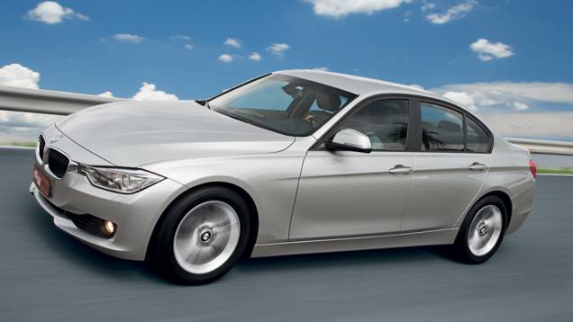 BMW Série 3 já está em sua sexta geração | <a href="https://quatrorodas.abril.com.br/carros/comparativos/bmw-320i-x-mercedes-benz-c180-733587.shtml" rel="migration">Leia mais</a>