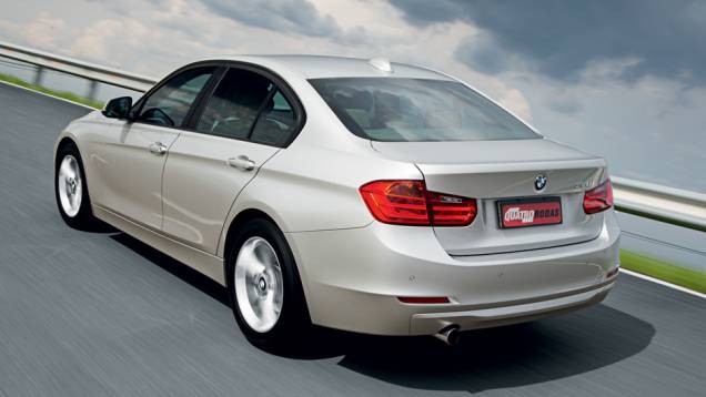 BMW é refinado no visual, mas o motor é a estrela | <a href="https://quatrorodas.abril.com.br/carros/comparativos/bmw-320i-x-mercedes-benz-c180-733587.shtml" rel="migration">Leia mais</a> BMW é refinado no visual, mas o motor é a estrela | <a href="https://quatrorodas.abril.com.br/carros/comparativos/bmw-320i-x-mercedes-benz-c180-733587.shtml" rel="migration">Leia mais</a>