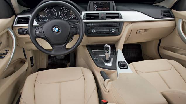 Posição de dirigir do BMW assemelha-se à de carro de corrida | <a href="https://quatrorodas.abril.com.br/carros/comparativos/bmw-320i-x-mercedes-benz-c180-733587.shtml" rel="migration">Leia mais</a>