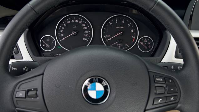 Relógios do 320i são bem mais simples que os do 180 Sport | <a href="https://quatrorodas.abril.com.br/carros/comparativos/bmw-320i-x-mercedes-benz-c180-733587.shtml" rel="migration">Leia mais</a>