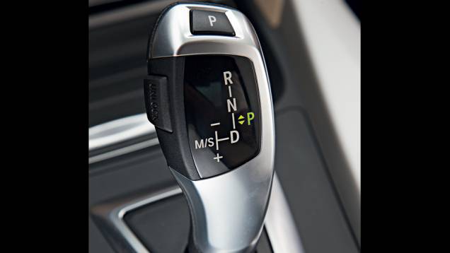 Câmbio tem engates eletrônicos,... | <a href="https://quatrorodas.abril.com.br/carros/comparativos/bmw-320i-x-mercedes-benz-c180-733587.shtml" rel="migration">Leia mais</a> Câmbio tem engates eletrônicos,... | <a href="https://quatrorodas.abril.com.br/carros/comparativos/bmw-320i-x-mercedes-benz-c180-733587.shtml" rel="migration">Leia mais</a>