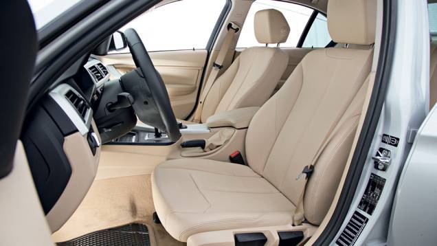 ...mas os bancos são manuais | <a href="https://quatrorodas.abril.com.br/carros/comparativos/bmw-320i-x-mercedes-benz-c180-733587.shtml" rel="migration">Leia mais</a> ...mas os bancos são manuais | <a href="https://quatrorodas.abril.com.br/carros/comparativos/bmw-320i-x-mercedes-benz-c180-733587.shtml" rel="migration">Leia mais</a>