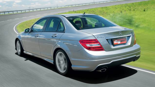 Silhueta do C 180 tem traços de cupê | <a href="https://quatrorodas.abril.com.br/carros/comparativos/bmw-320i-x-mercedes-benz-c180-733587.shtml" rel="migration">Leia mais</a> Silhueta do C 180 tem traços de cupê | <a href="https://quatrorodas.abril.com.br/carros/comparativos/bmw-320i-x-mercedes-benz-c180-733587.shtml" rel="migration">Leia mais</a>