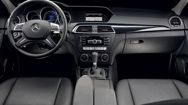 Classe C tem acabamento esmerado e ganha em elegância | <a href="https://quatrorodas.abril.com.br/carros/comparativos/bmw-320i-x-mercedes-benz-c180-733587.shtml" rel="migration">Leia mais</a> Classe C tem acabamento esmerado e ganha em elegância | <a href="https://quatrorodas.abril.com.br/carros/comparativos/bmw-320i-x-mercedes-benz-c180-733587.shtml" rel="migration">Leia mais</a>
