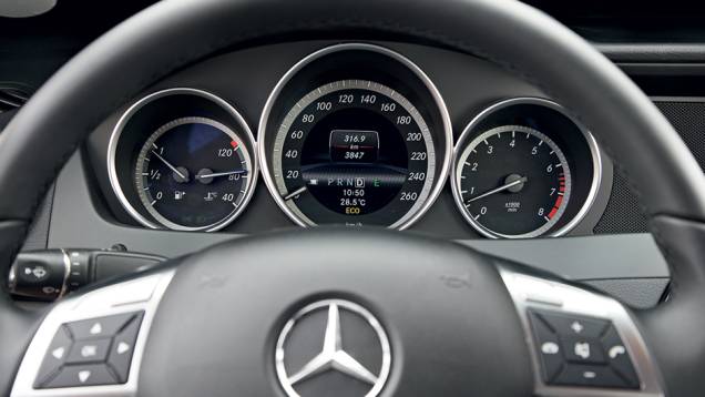 Mercedes aposta em requinte com mostradores luxuosos | <a href="https://quatrorodas.abril.com.br/carros/comparativos/bmw-320i-x-mercedes-benz-c180-733587.shtml" rel="migration">Leia mais</a>