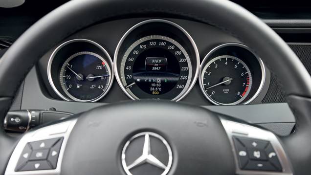 Mercedes aposta em requinte com mostradores luxuosos | <a href="https://quatrorodas.abril.com.br/carros/comparativos/bmw-320i-x-mercedes-benz-c180-733587.shtml" rel="migration">Leia mais</a> Mercedes aposta em requinte com mostradores luxuosos | <a href="https://quatrorodas.abril.com.br/carros/comparativos/bmw-320i-x-mercedes-benz-c180-733587.shtml" rel="migration">Leia mais</a>