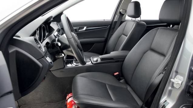 Apenas o encosto é elétrico | <a href="https://quatrorodas.abril.com.br/carros/comparativos/bmw-320i-x-mercedes-benz-c180-733587.shtml" rel="migration">Leia mais</a> Apenas o encosto é elétrico | <a href="https://quatrorodas.abril.com.br/carros/comparativos/bmw-320i-x-mercedes-benz-c180-733587.shtml" rel="migration">Leia mais</a>