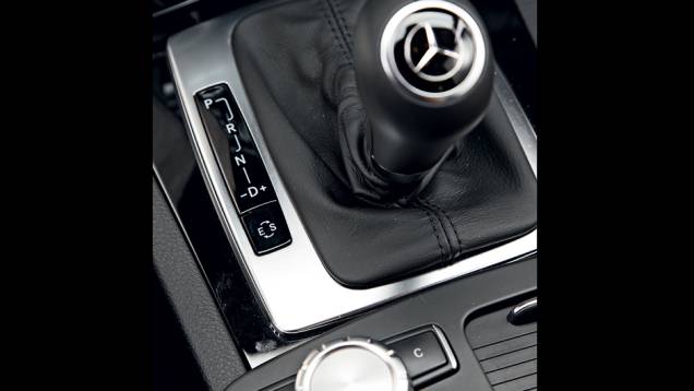 Engates manuais são para o lado | <a href="https://quatrorodas.abril.com.br/carros/comparativos/bmw-320i-x-mercedes-benz-c180-733587.shtml" rel="migration">Leia mais</a> Engates manuais são para o lado | <a href="https://quatrorodas.abril.com.br/carros/comparativos/bmw-320i-x-mercedes-benz-c180-733587.shtml" rel="migration">Leia mais</a>