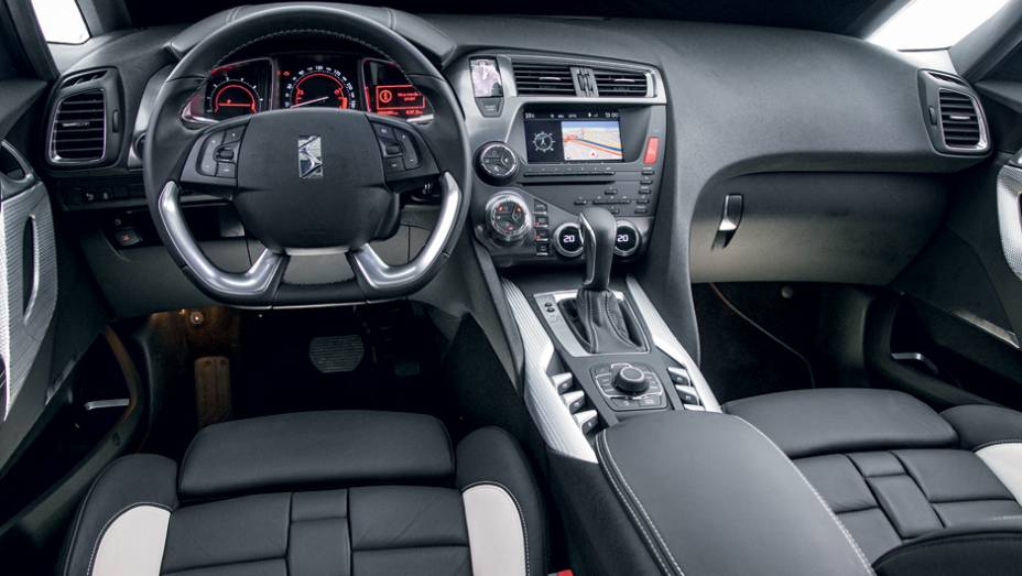 Console alto e em ângulo isola o piloto do passageiro | <a href="https://quatrorodas.abril.com.br/carros/testes/citroen-ds5-733608.shtml" rel="migration">Leia mais</a>