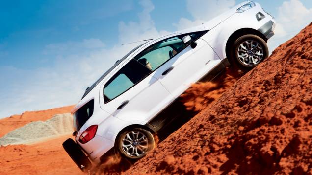 O Eco branco, 4x4, devora a ladeira com apetite | <a href="https://quatrorodas.abril.com.br/carros/comparativos/ford-ecosport-4x2-x-ford-ecosport-4x4-732986.shtml" rel="migration">Leia mais</a>