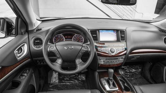 O requinte do couro e da madeira de lei se combina com a tecnologia do câmbio CVT e da tela colorida da central multimídia | <a href="https://quatrorodas.abril.com.br/carros/impressoes/infiniti-jx35-733283.shtml" rel="migration">Leia mais</a> O requinte do couro e da madeira de lei se combina com a tecnologia do câmbio CVT e da tela colorida da central multimídia | <a href="https://quatrorodas.abril.com.br/carros/impressoes/infiniti-jx35-733283.shtml" rel="migration">Leia mais</a>